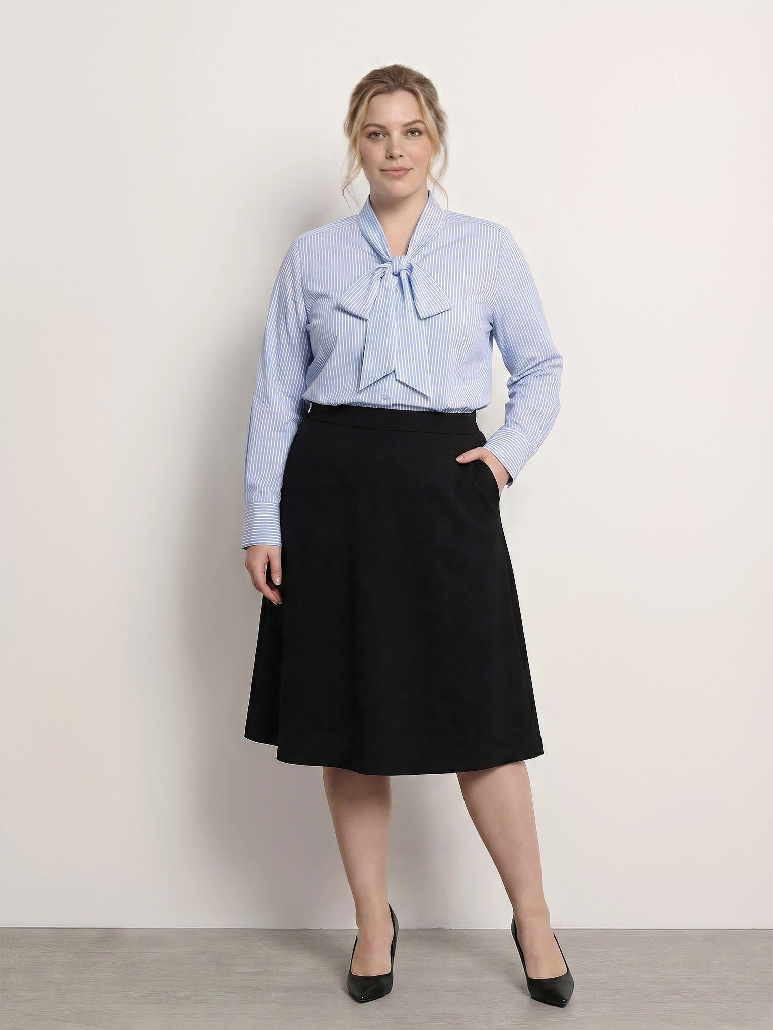 Блуза с бантом в полоску голубого цвета из вискозы